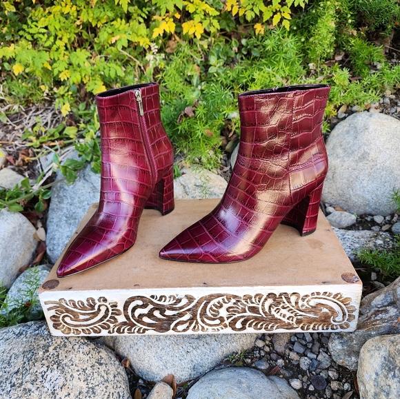 Gorgeous Marc Fisher LTD Croc Embossed Booties - Picture 4 of 8